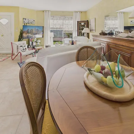 Charmante Maison Rose Pour 4 - 500m De La