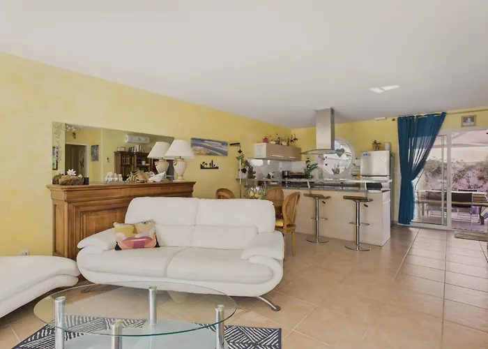 Charmante Maison Rose Pour 4 - 500m De La