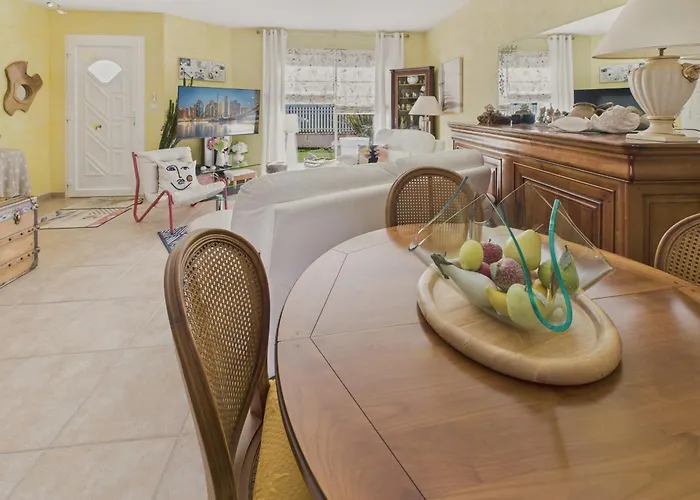 Charmante Maison Rose Pour 4 - 500m De La