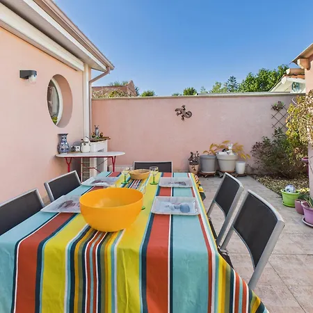 Semesterbostad Charmante Maison Rose Pour 4 - 500m De La