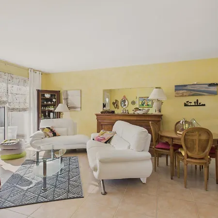 Semesterbostad Charmante Maison Rose Pour 4 - 500m De La *