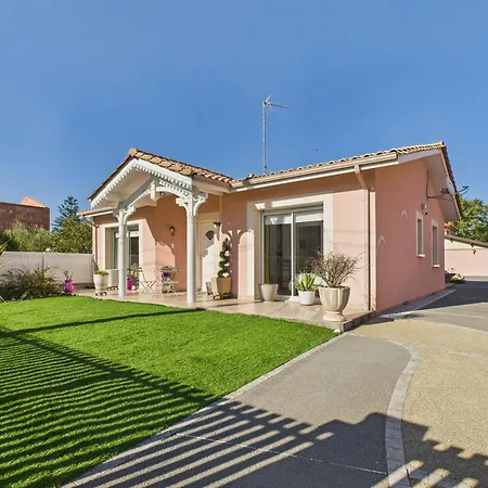Charmante Maison Rose Pour 4 - 500m De La *