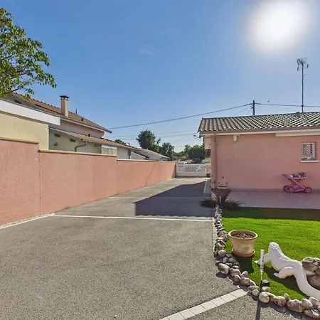Charmante Maison Rose Pour 4 - 500m De La Semesterbostad